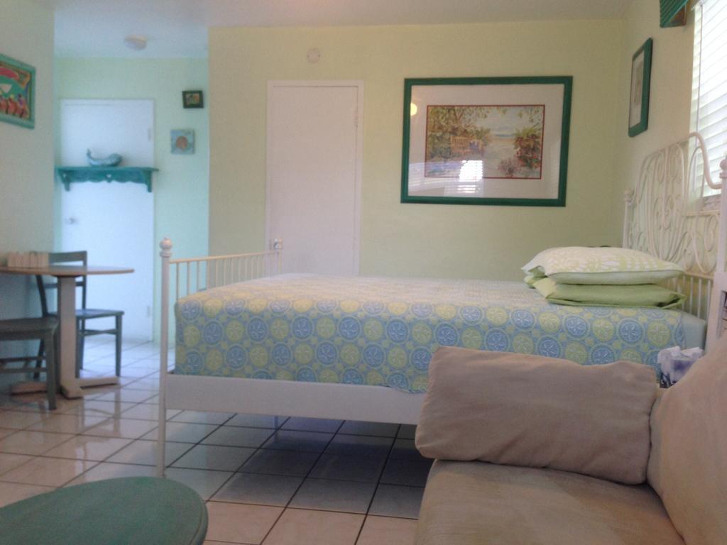 Angelfish Inn Hollywood Rum bild