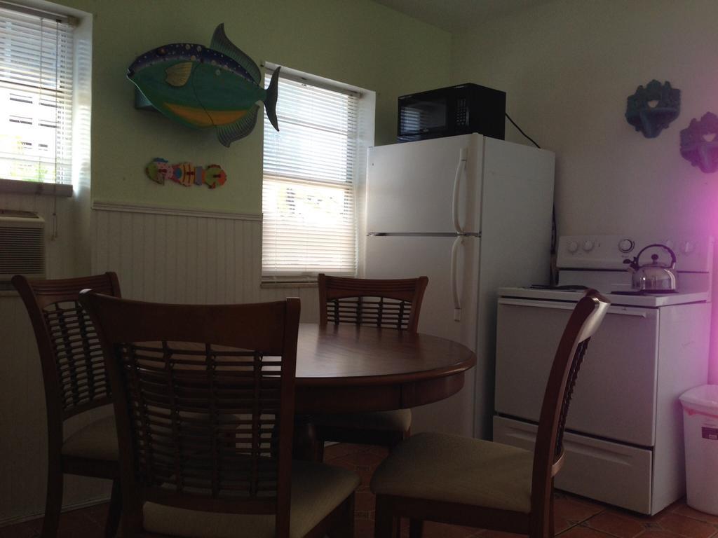 Angelfish Inn Hollywood Rum bild