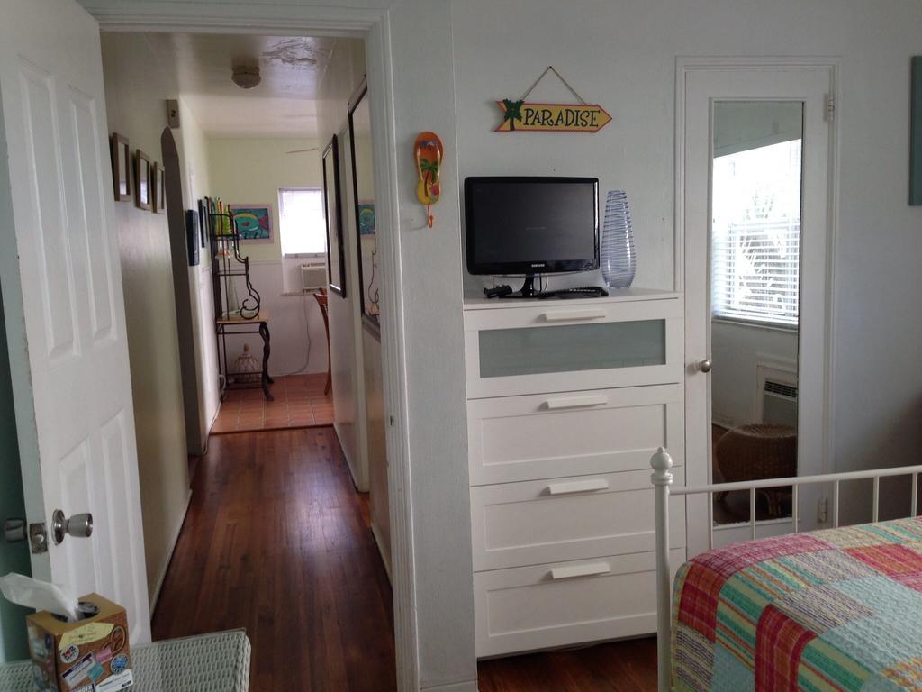 Angelfish Inn Hollywood Rum bild