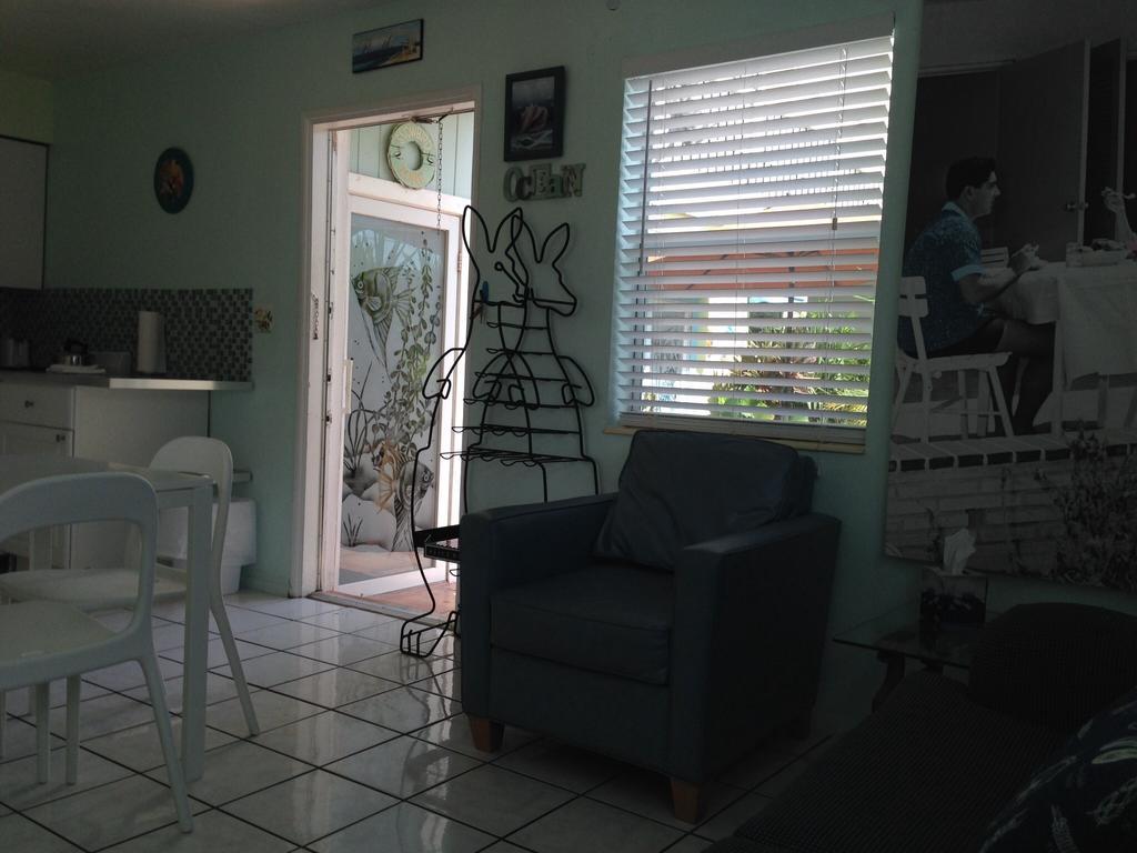 Angelfish Inn Hollywood Rum bild