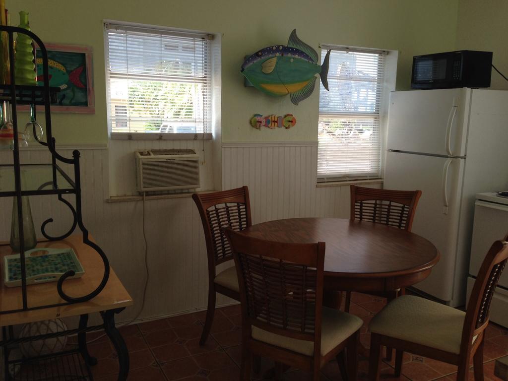 Angelfish Inn Hollywood Rum bild